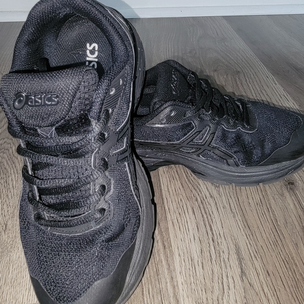 Asics Black Athletic Shoes with Mesh Upper and Cushioned Sole